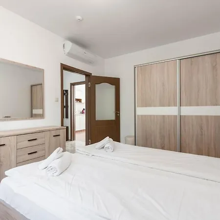 Beachfront 1br With Sea View And Private Parking Space, Cabacum Plaza, Kabakum Varna